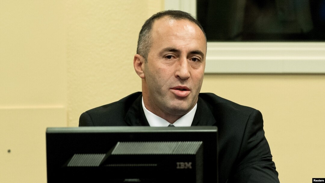 Bivši premijer i bivši komandant OVK Ramuš Haradinaj sluša izricanje presude.