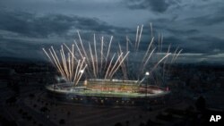 ARCHIVO - Fuegos artificiales se ven en esta vista aérea del Estadio Nemesio Camacho para el partido de fútbol de la liga profesional colombiana entre América e Independiente Santa Fe, en Bogotá, Colombia, el domingo 27 de diciembre de 2020.