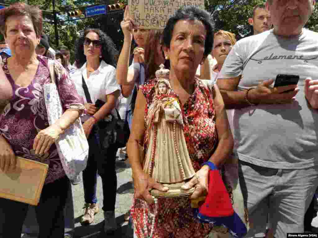 Ciudadanos protestan en las calles de Caracas, Venezuela, mientras se realizó el entierro de víctimas de la masacre de &#39;El Junquito&#39; en Venezuela el 20 de enero de 2018.