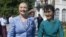 Hillary Clinton elogió lo que llamó el firme y claro liderazgo de Aung San Suu Kyi.