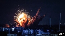 2023年10月15日，以色列袭击加沙地带南部的拉法，图中可见建筑物上空升起火球和烟雾。 （法新社图片）