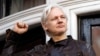 Julian Assange ispred ambasade Ekvadora u Londonu, maj 2017.
(AP Photo/Frank Augstein)
