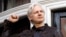 Julian Assange ispred ambasade Ekvadora u Londonu, maj 2017.
(AP Photo/Frank Augstein)
