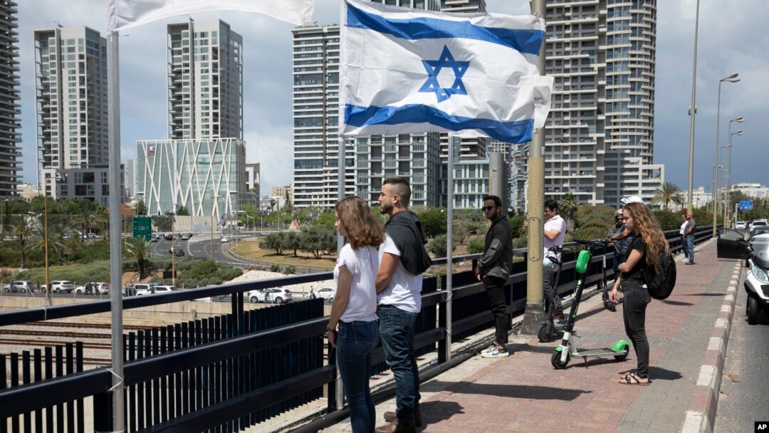 Vehículos y personas paralizaron sus actividades para rendir tributo a los soldados caídos y a las víctimas del terrorismo en el Día de la Memoria en Israel el miércoles 8 de mayo.
