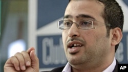 Iraqi reporter Muntazer al-Zaidi - who threw his shoes at then-US President George W. Bush in 2008 - gestures during a media conference at the Geneva Press Club in Geneva, October 19, 2009 (file photo)