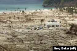 FILE - Masjid Rahmatullah Lampuuk di Lhoknga, dekat Banda Aceh, tetap berdiri utuh, meskipun diterjang tsunami tahun 2004 . Foto diambil 30 Januari 2005. (Greg Baker/AP)