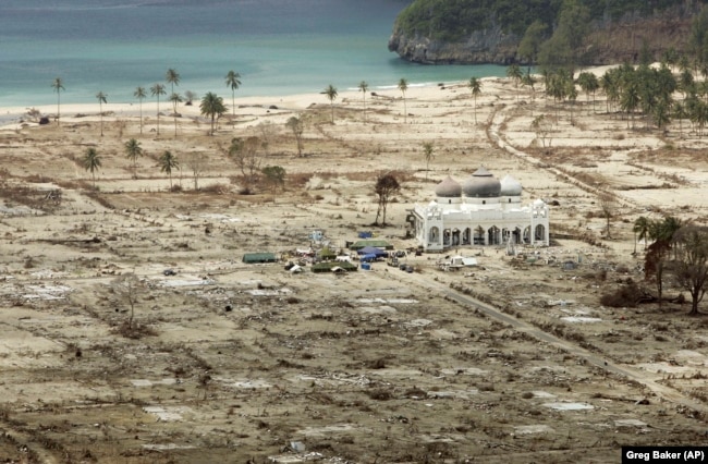 FILE - Masjid Rahmatullah Lampuuk di Lhoknga, dekat Banda Aceh, tetap berdiri utuh, meskipun diterjang tsunami tahun 2004 . Foto diambil 30 Januari 2005. (Greg Baker/AP)