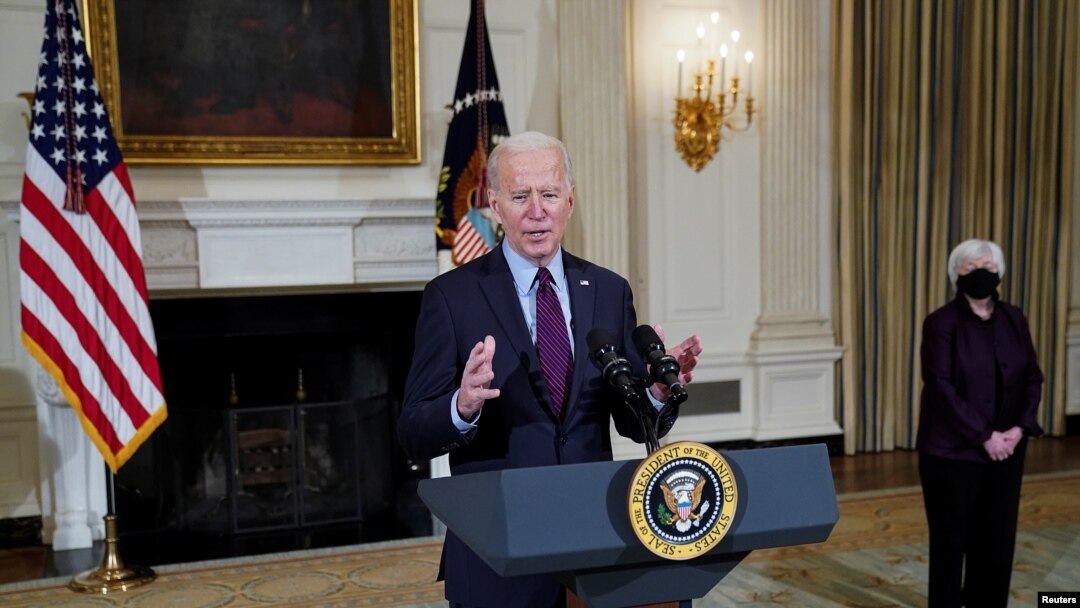 El presidente Joe Biden ofrece declaraciones sobre el estado económico de la nación y la necesidad de más ayuda del Congreso para enfrentar el COVID-19, el 5 de febrero de 2021.