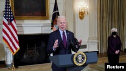 El presidente Joe Biden ofrece declaraciones sobre el estado económico de la nación y la necesidad de más ayuda del Congreso para enfrentar el COVID-19, el 5 de febrero de 2021.