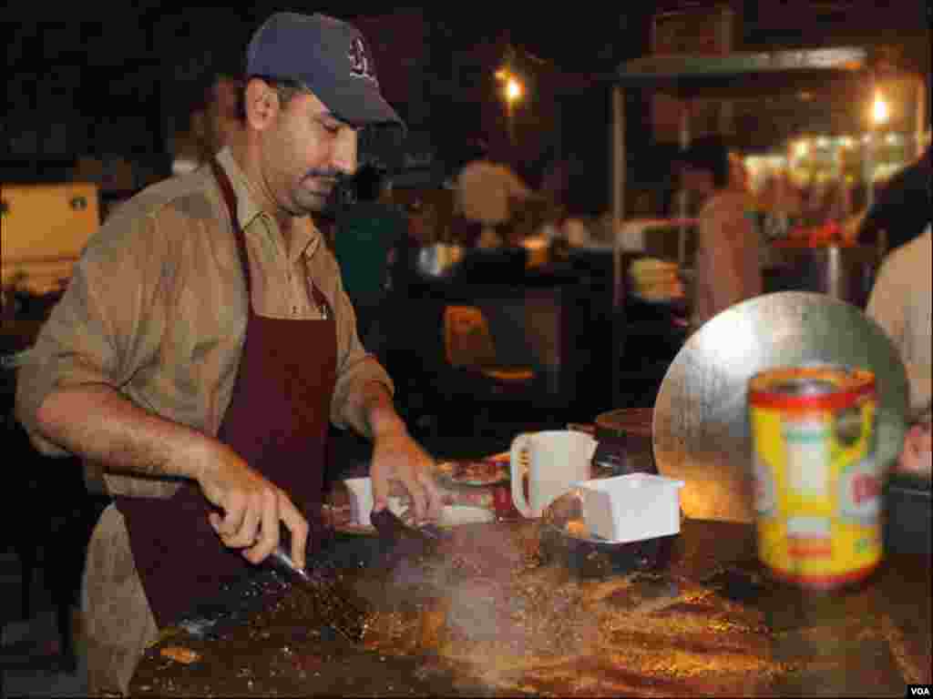 کراچی: فوڈ اسٹریٹ پر قیمہ فرائی کی تیاری کا ایک منظر