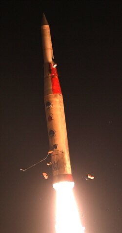 Uji coba pencegat rudal Arrow-2 Israel di sebuah lokasi di Israel tengah, 12 Agustus 2020. (Foto: Kantor Juru Bicara Kementerian Pertahanan Israel via REUTERS)