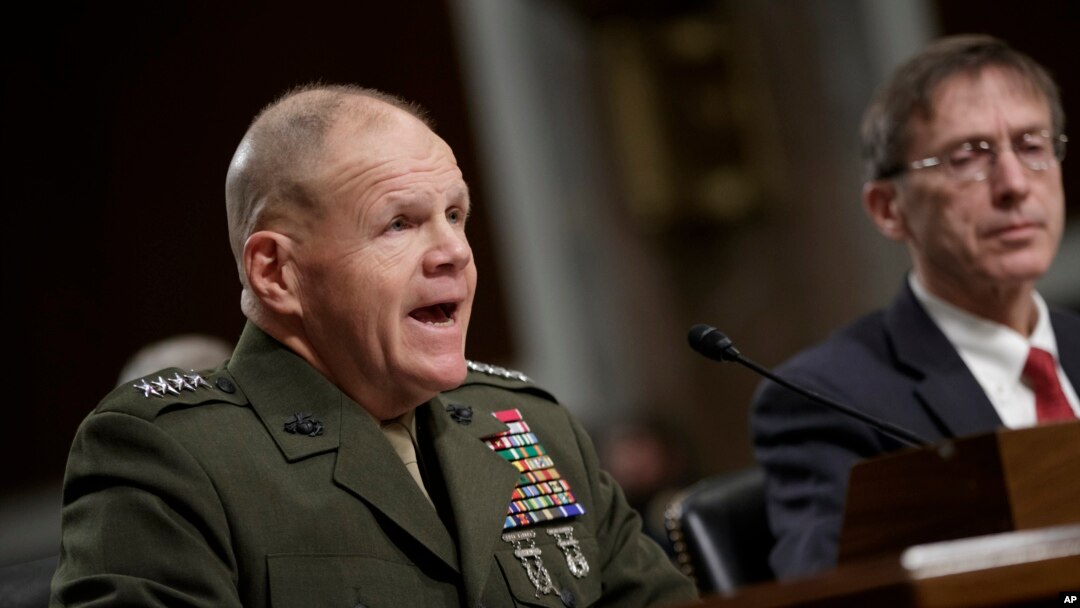 Jenderal Marinir Robert B. Neller (kiri), Komandan Korps Marinir AS, berbicara dalam sidang Komite Miiliter Senat soal foto-foto telanjang marinir perempuan (14/3). (AP/J. Scott Applewhite)