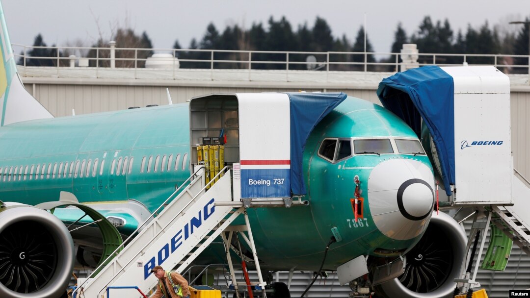 Seorang karyawan berdiri di fasilitas produksi Boeing 737 Max di Renton, Washington, AS, 16 Desember 2019. (Foto: REUTERS/Lindsey Wasson)