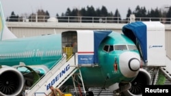 Seorang karyawan berdiri di fasilitas produksi Boeing 737 Max di Renton, Washington, AS, 16 Desember 2019. (Foto: REUTERS/Lindsey Wasson)