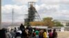 Des mineurs se rassemblent près de la mine Thembelani d'Anglo American Platinum, près de la ville minière de Rustenburg, au nord-ouest de Johannesburg, le 29 septembre. 30, 2013.