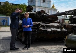 اورسولا فون درلاین رئیس کمیسیون اروپا از نمایشگاهی که خودروهای نظامی نابود شده روسیه را به نمایش می گذارد، بازدید می کند.