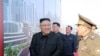 En esta foto tomada el 23 de marzo de 2021 y publicada por la Agencia Central de Noticias de Corea (KCNA) oficial de Corea del Norte el 24 de marzo de 2021, el líder norcoreano Kim Jong Un asiste a inauguración de apartamentos en Pyongyang.