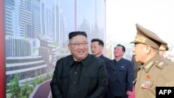 김정은(왼쪽) 북한 국무위원장이 지난해 3월 평양 시내 1만 세대 살림집 건설 기공식에 참석하고 있다.
