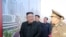 En esta foto tomada el 23 de marzo de 2021 y publicada por la Agencia Central de Noticias de Corea (KCNA) oficial de Corea del Norte el 24 de marzo de 2021, el líder norcoreano Kim Jong Un asiste a inauguración de apartamentos en Pyongyang.