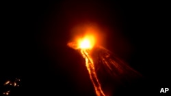 Lava fluye del volcán Momotombo en esta imagen tomada desde la comunidad rural de Papalonal, en León, Nicaragua. Dic. 2 de 2015.