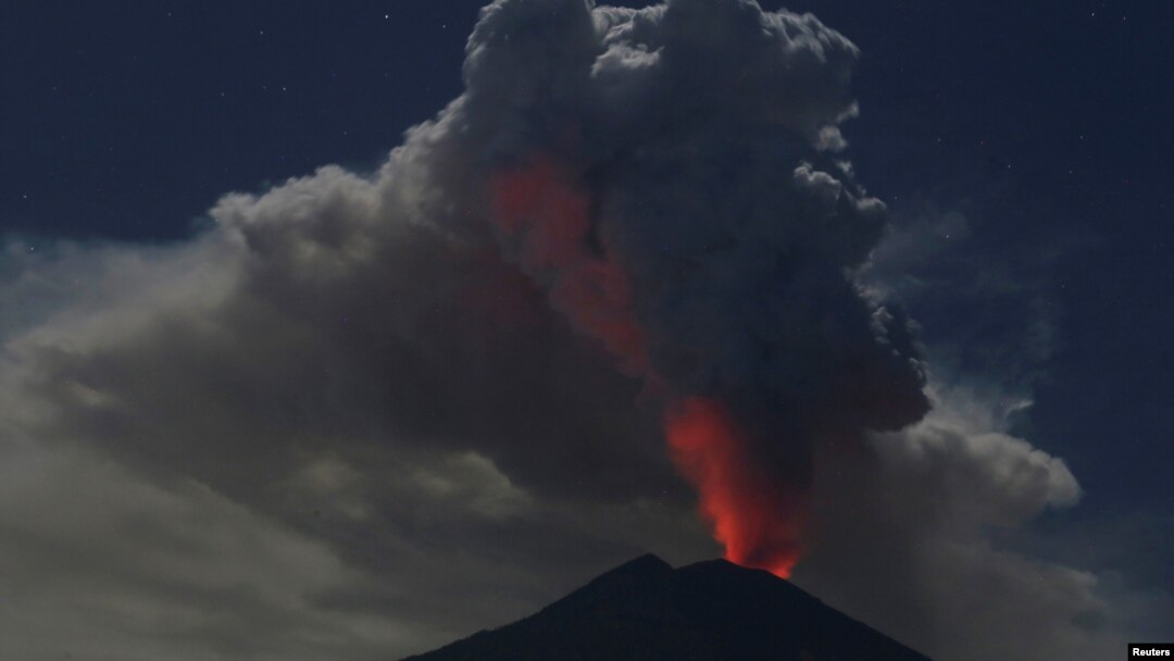 Erupsi Gunung Agung teramati pada malam hari dari Desa Datah, Kabupaten Karangasem, 29 Juni 2018.