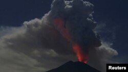 Erupsi Gunung Agung teramati pada malam hari dari Desa Datah, Kabupaten Karangasem, 29 Juni 2018.