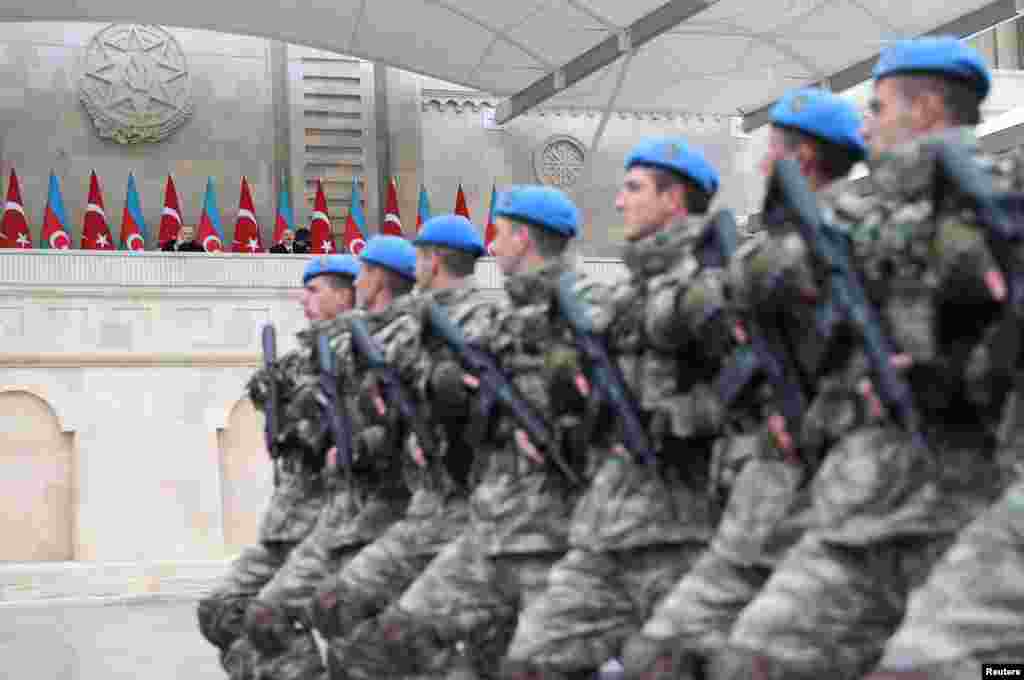 پریڈ کے دوران کمانڈوز آذربائیجان کے صدر الہام علیوف اور تقریب کے مہمان خصوصی ترک صدر رجب طیب ایردوان کو سلامی پیش کر رہے ہیں۔&nbsp;