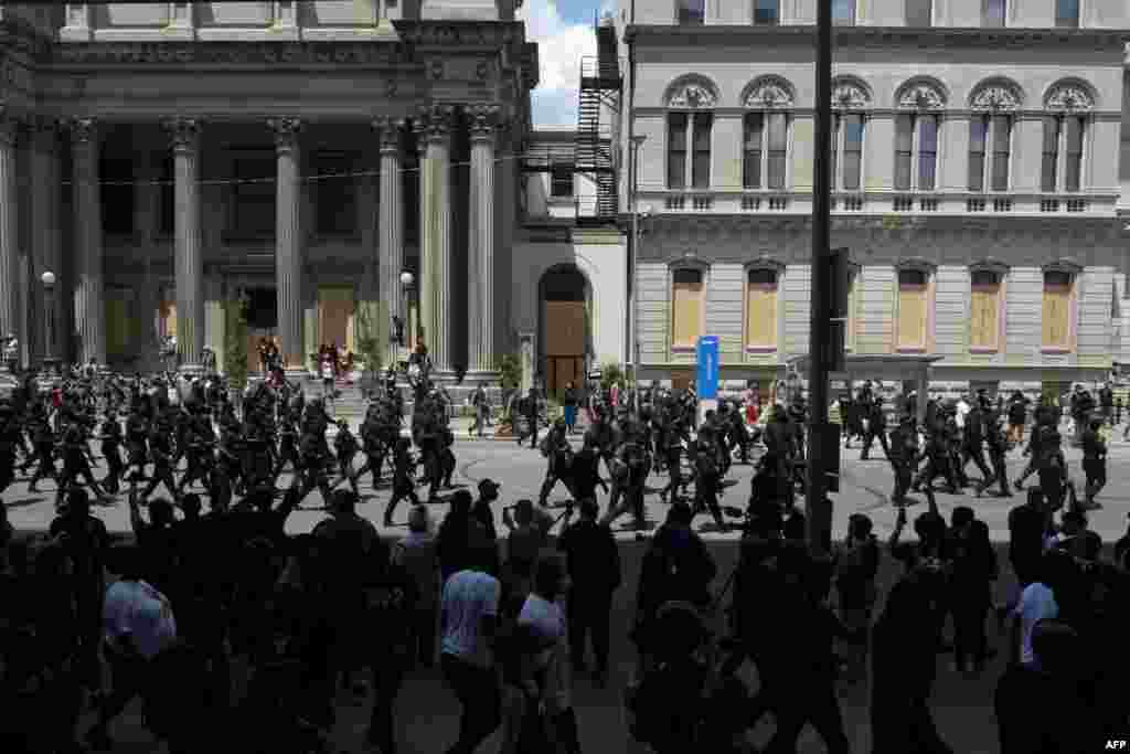 مارچ دیکھنے کے لیے شاہراہوں کے کنارے پر عام شہریوں کی بڑی تعداد موجود تھی۔