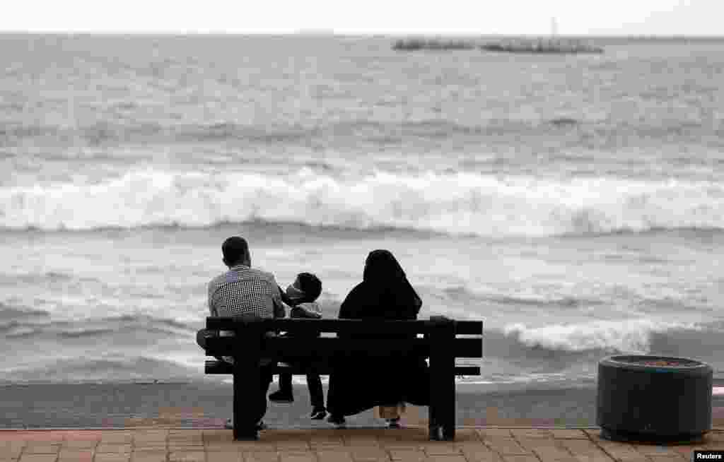 Una familia disfruta de la brisa marina en Galle Face Green, en Colombo , Sri Lanka, despu&#233;s de que se levant&#243; el toque de queda en toda la isla para reiniciar las actividades econ&#243;micas del pa&#237;s.