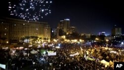 Kembang api menghiasi Lapangan Tahrir saat para pengunjuk rasa menyuarakan protes anti-pemerintah di Kairo (4/12). Sebagian demonstran melanjutkan kemah protes mereka di lapangan ini dan di depan istana presiden sebagai bagian dari desakan warga yang menuntut Presiden Morsi untuk mencabut dekritnya yang kontroversial.