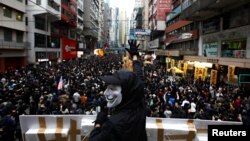 Los arrestos también se realizaron en la víspera de Año Nuevo, cuando los manifestantes ocuparon brevemente una carretera importante en la península de Kowloon.