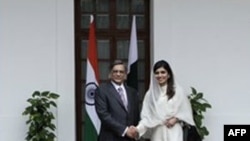 Ngoại trưởng Ấn Ðộ S.M. Krishna (trái) và Tân Ngoại trưởng Pakistan Hina Rabbani Khar của Pakistan tại New Delhi, ngày 27/7/2011