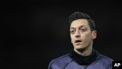 Arsenal's Mesut Ozil warms up prior the English Premier League soccer match between Arsenal and Manchester City, at the Emirates Stadium in London, Dec. 15, 2019. 