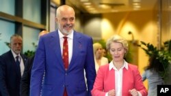 Premijer Albanije Edi Rama sa predsjednicom Evrope komisije Ursulom fon der Lajen (Foto: AP/Virginia Mayo)