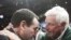 El emocionado abrazo de Mike Krzyzewski, "Coach K", con su mentor, el legendario Bob Knight.