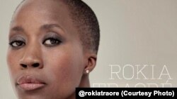 La chanteuse malienne Rokia Traoré, ambassadrice de bonne volonté du HCR pour l'Afrique de l'Ouest et du Centre.