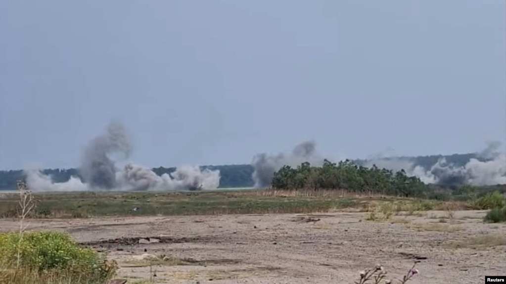 社交媒体视频截图显示，随着乌克兰军队对俄罗斯占领军展开反攻，赫尔松州安德里夫卡附近的弹药爆炸。(photo:VOA)