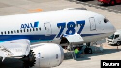 Pesawat Boeing 787 Dreamliner milik Maskapai penerbangan Jepang All Nippon Airways (ANA) sedang diperbaiki di bandar udara Okayama, Jepang (22/4). 