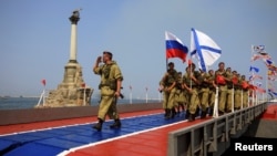 Marinir Rusia melakukan parade pada Hari Angkatan Laut di Sevastopol, Krimea akhir bulan lalu (foto: dok).