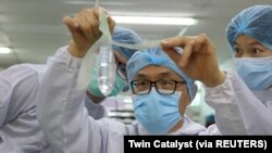 Pendiri dan penemu Kondom Unisex Wondaleaf John Tang Ing Ching memeriksa kondom unisex di pabriknya di Sibu, Malaysia 19 Oktober 2021. (Foto: Twin Catalyst via REUTERS)