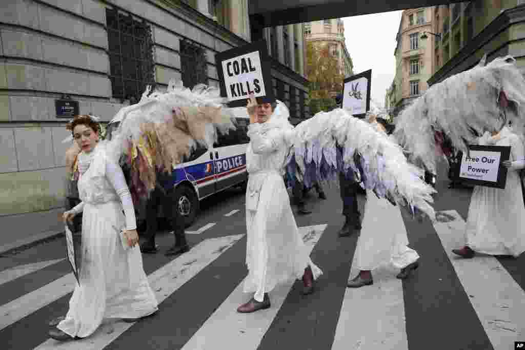 Des femmes vêtues en anges manifestent à la place de la République, à Paris, dans le cadre d&#39;un rassemblement symbolique et pacifique appelée par l&#39;ONG Avaaz &quot;Paris se prépare pour le climat&quot;, 29 novembre 2015.&nbsp;