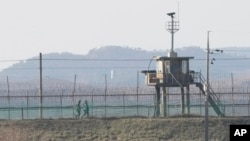 2일 한국 경기도 파주 접경에서 군인들이 철책을 따라 이동하고 있다.