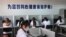 中國遼寧省沈陽市精神健康熱線電話服務站裡戴著口罩的輔導人員為打來求助電話的人提供幫助。（2020年2月12日）
