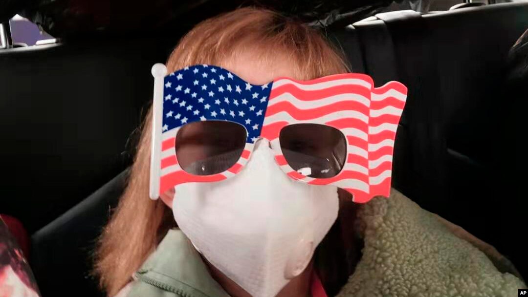 200 ciudadanos estadounidenses fueron evacuados de la ciudad de Wuhan por el gobierno de su país, el martes 28 de enero. Todos los repatriados estarán en observación médica en una base militar en Californa. Foto AP.