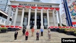 Beberapa mantan buruh migran ditemani Migrant Care mengikuti sidang uji materi di Mahkamah Konstitusi, Juli 2020. (Foto: pribadi)