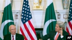 El secretario de Estado John Kerry y el asesor de asuntos extranjeros de Paquistán Sartaj Aziz, participan en una reunión del Diálogo EE.UU.- Pakistán en el Departamento de Estado. Feb. 29, 2016.