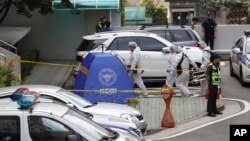 Polisi Korea Selatan tiba di lokasi untuk menyelidiki tewasnya anggota parlemen Roh Hoe-chan di Seoul, Korea Selatan, Senin, 23 Juli 2018.