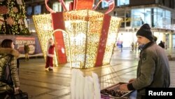 Novogodišnji ukrasi u Knez Mihailovoj ulici (Foto: Reuters/Marko Đurica)