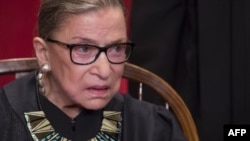 La jueza de la Corte Suprema, Ruth Bader Ginsburg, de 85 años cayó en su oficina el miércoles y fue hospitalizada el jueves.