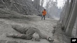 ته‌رمی یه‌ک له‌ قوربانیـیه‌کانی ئاکامی ته‌قینه‌وه‌ی گڕکانه‌که‌ی چیای مێره‌پی ئه‌نده‌نوسیا، هه‌ینی 5 ی یازده‌ی 2010